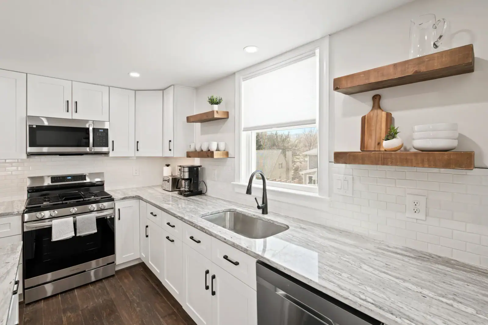 Property photograph at Monticello Avenue, view 9
