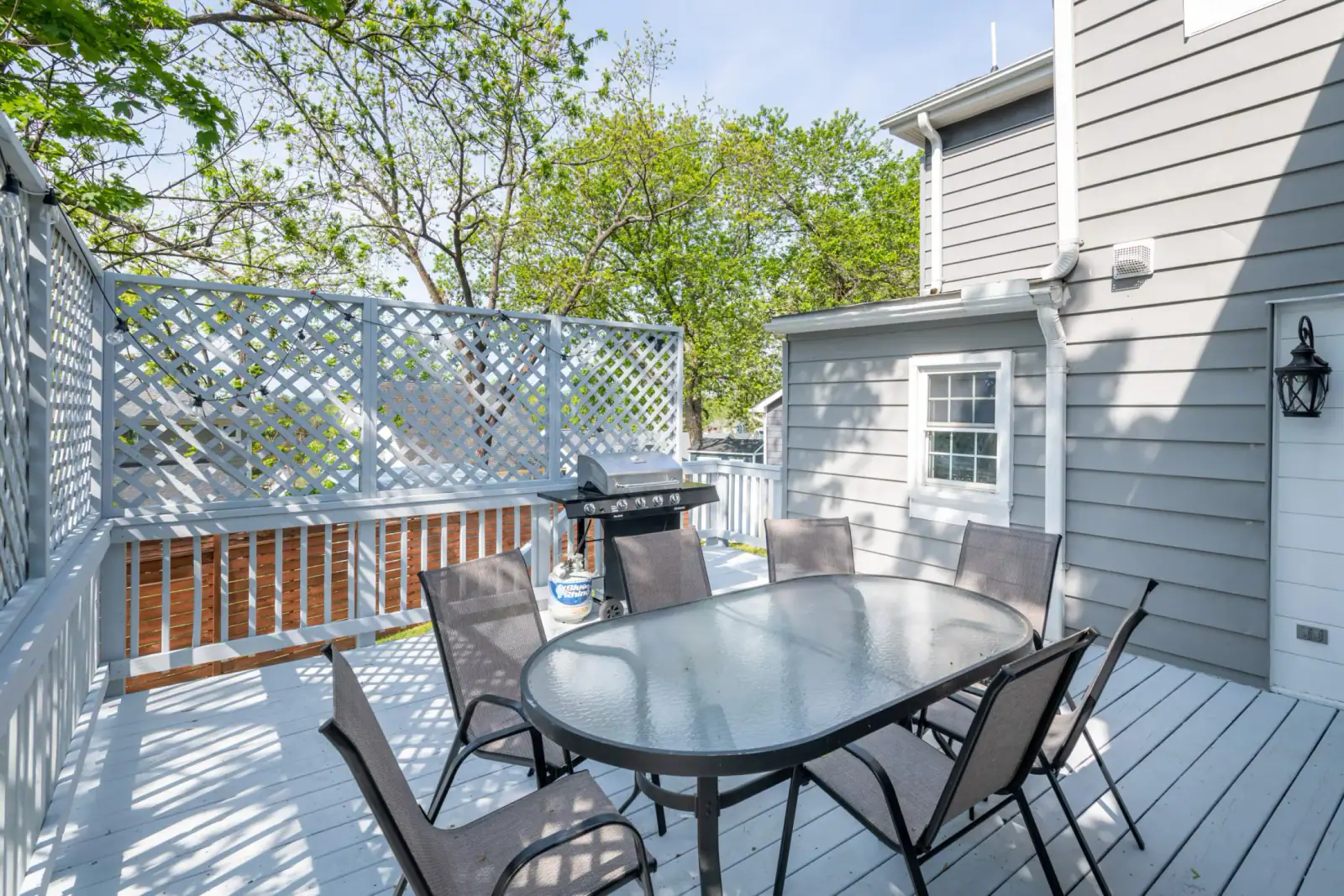 Property photograph at Monticello Avenue, view 18