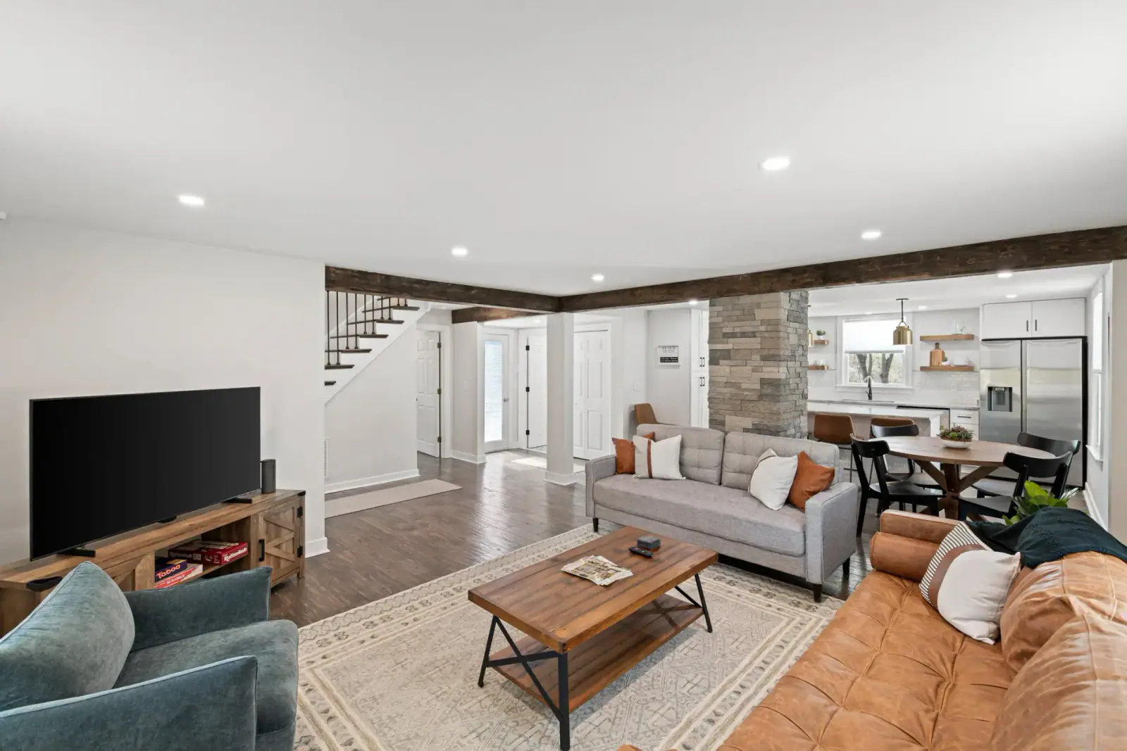 Property photograph at Monticello Avenue, view 6