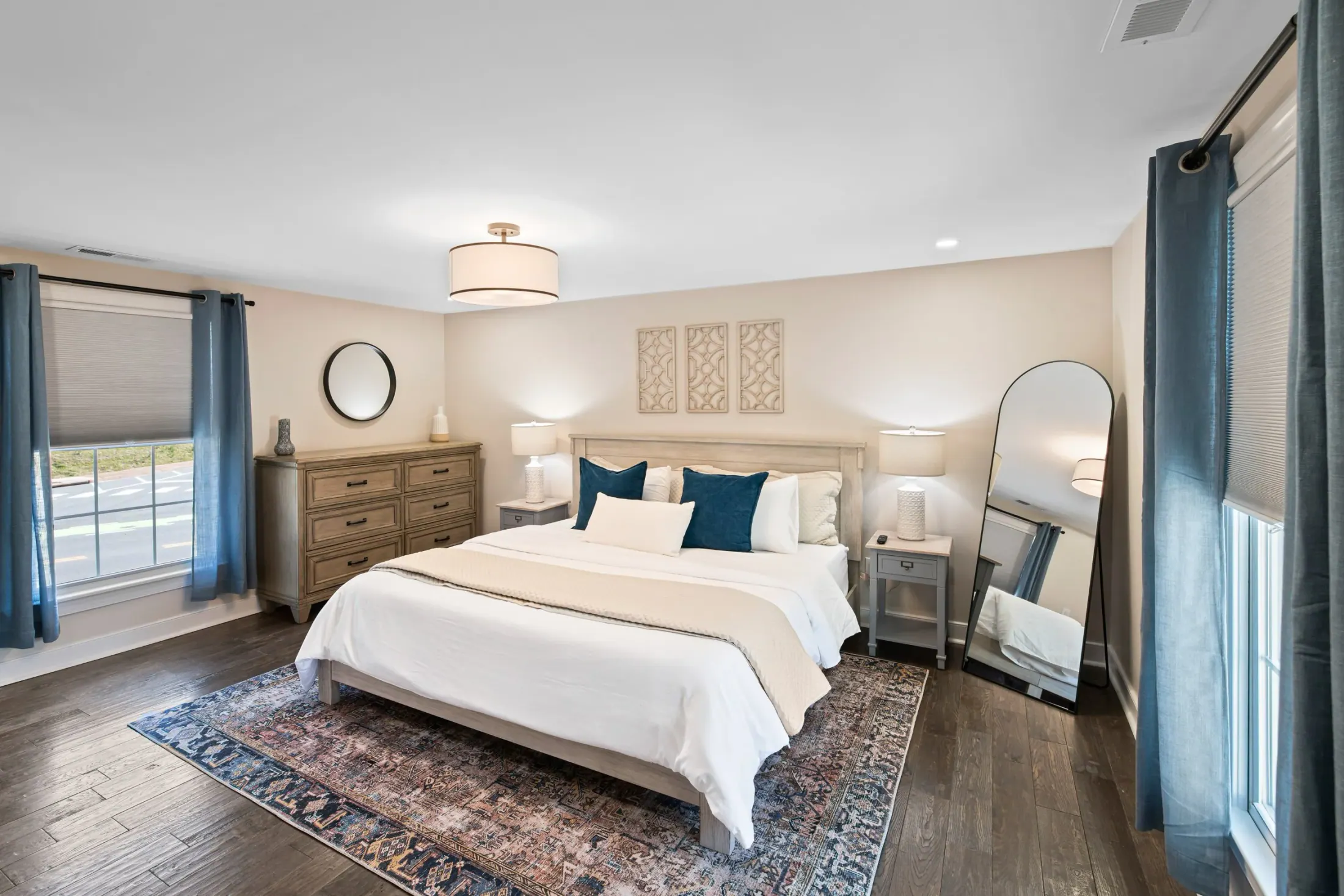 Property photograph at Monticello Avenue, view 2