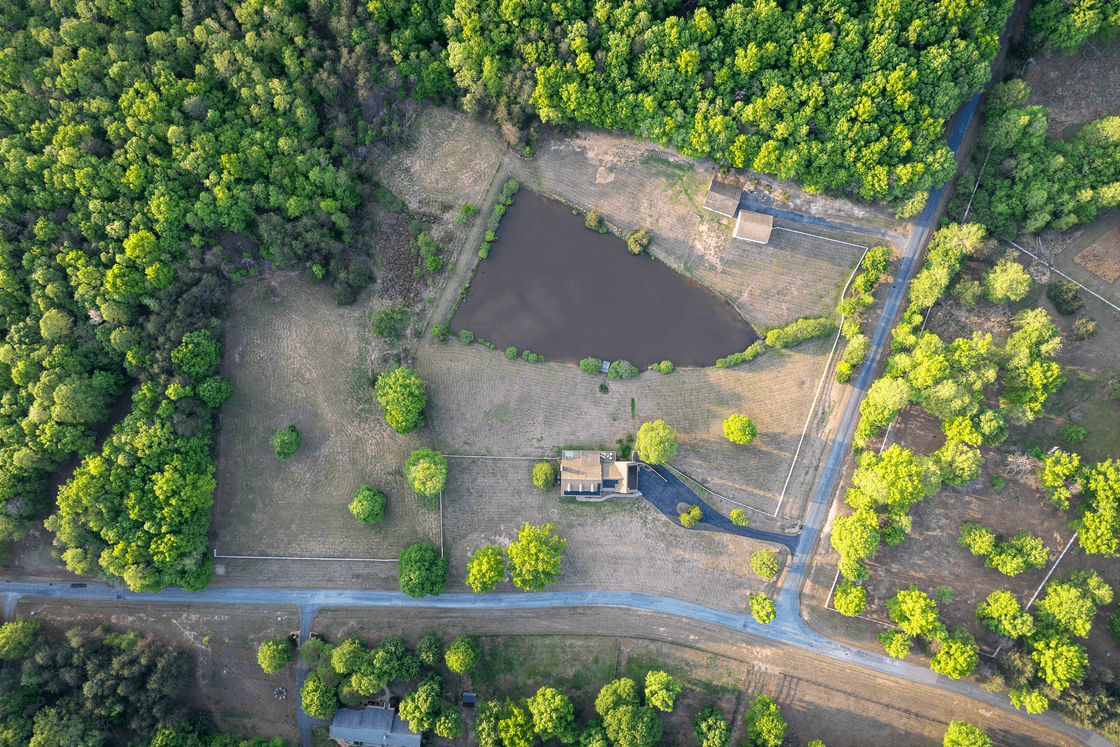Aerial photograph transitioning to a highlighted property boundary at 21 Thurman Road